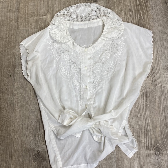 Vintage Tops - VTG collared embroidered button shirt flutter sleeve scalloped